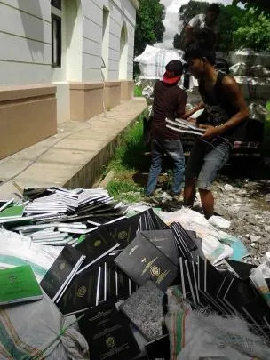 Potret skripsi yang dibuang dan jadi viral 2016 lalu © twitter.com/Quraisy Mathar