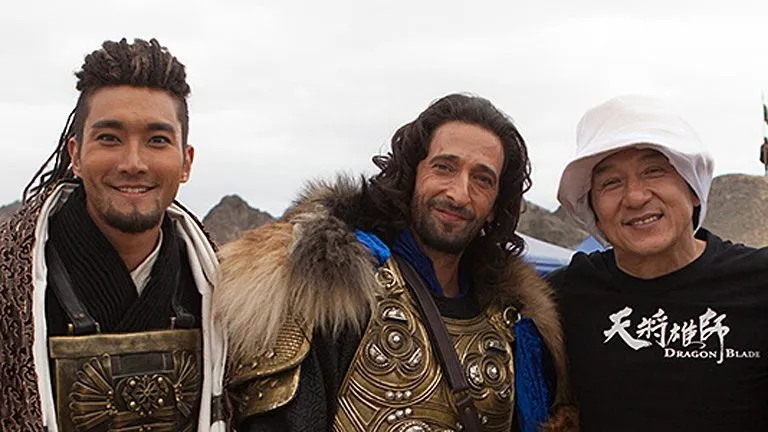 Siwon dan Jackie Chan ketika syuting DRAGON BLADE bersama Adrien Brody © Sina