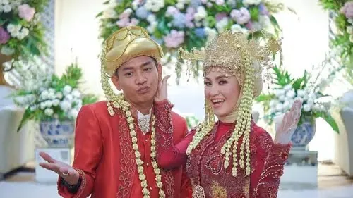 Bintang Sinetron Angga Putra Kenakan Baju Adat Betawi saat Menikah dengan Alliya Gusman