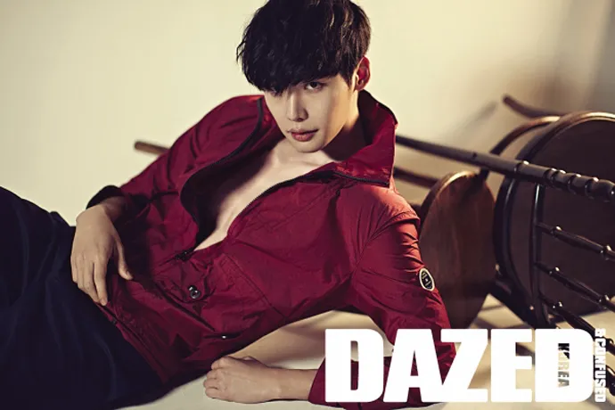 Lee Jong Suk dalam majalah Dazed & Confused @soompi.com