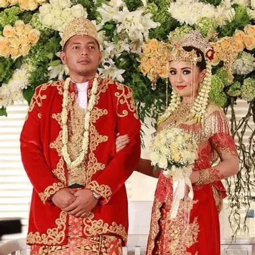 Chua ‘Kotak’ Tampil Menawan dengan Gaun Berwarna Merah Khas Betawi