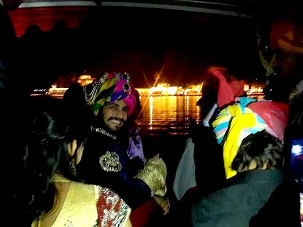 Rajat naik perahu untuk menuju lokasi pernikahannya. @filmibeat