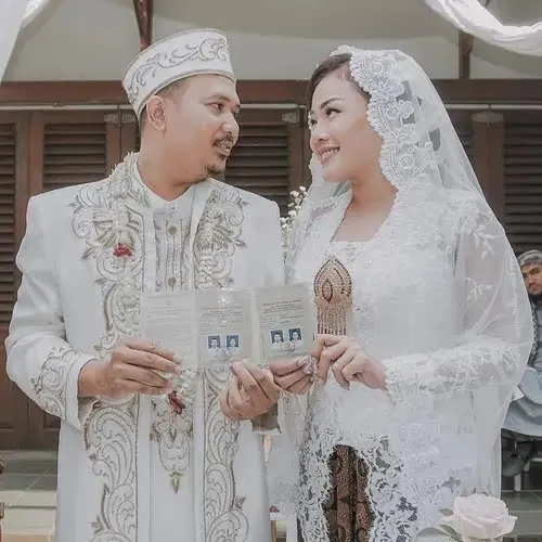Chef Aiko Kenakan Baju Adat Betawi di Hari Pernikahannya dengan Sang Suami