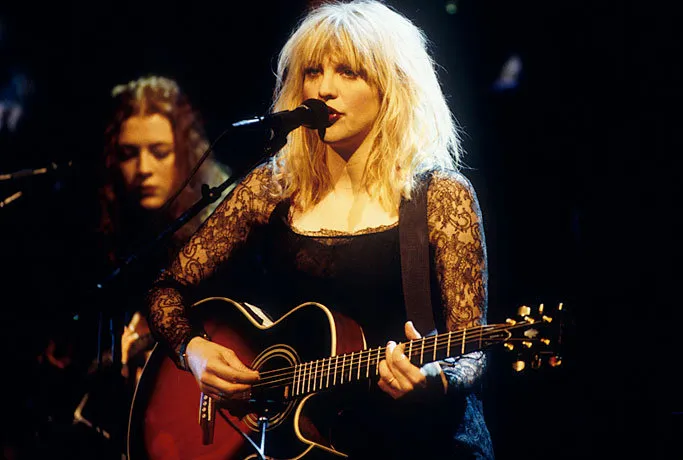 Courtney bersama Hole. @mtv.com