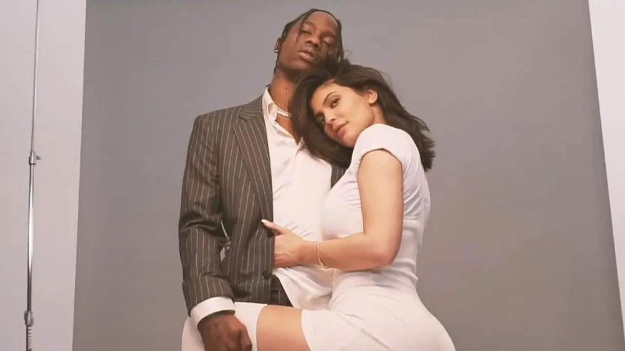 Kylie Jenner dan Travis Scott © GQ