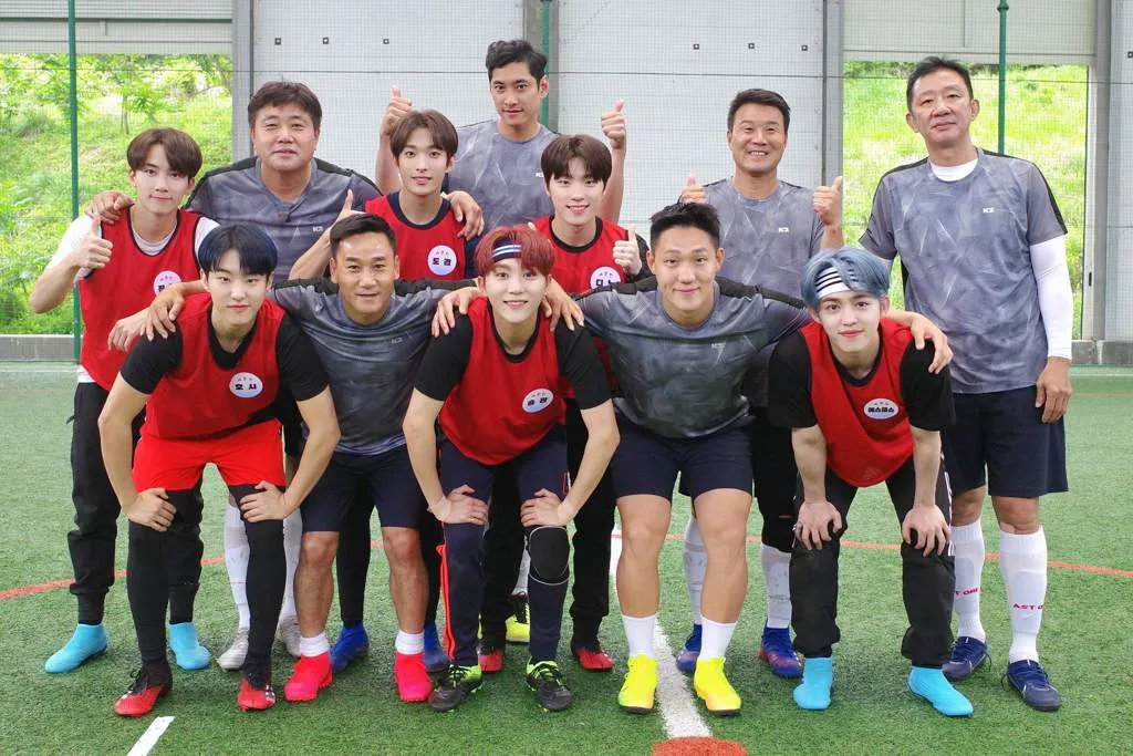 Dengan kemampuannya bermain sepak bola, tentunya Jeonghan layak memenangkan Crown Your K-Star episode ini dong? Carat-deul wajib dukung ya!