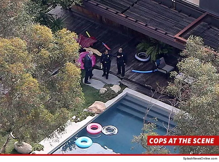 Polisi berada di rumah Demi Moore © splashnews