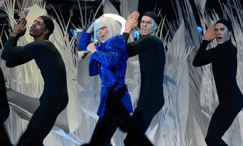 Gaga yang berganti kostum bikini kerang di atas panggung. @www.style.com