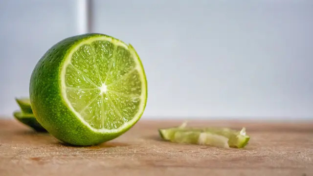 Efektivitas jeruk nipis dalam menghilangkan bau amis (Image by Jessica on Pexels)