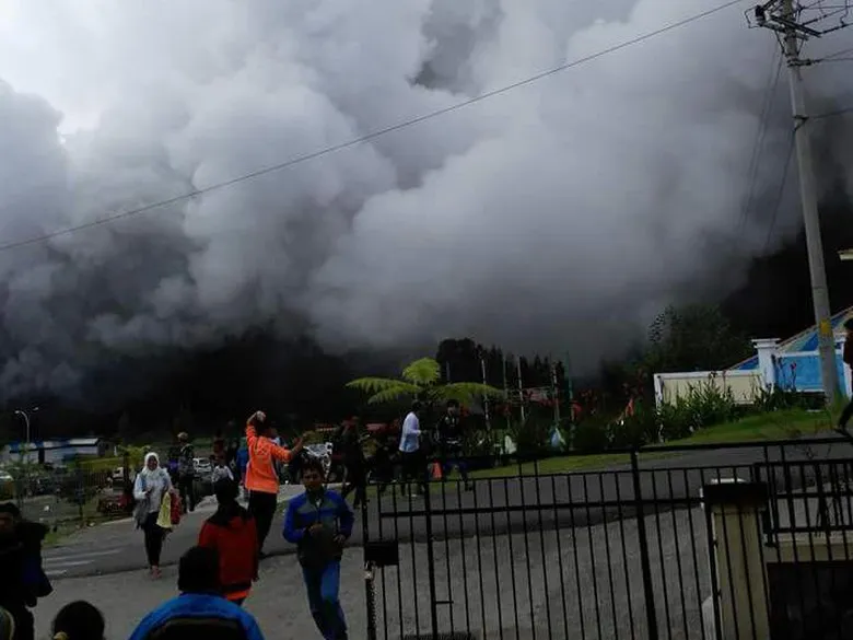 Kawah Sileri Dieng Plateu meletus sekitar pukul 11.30 WIB dan menimbulkan 10 korban © BNBP