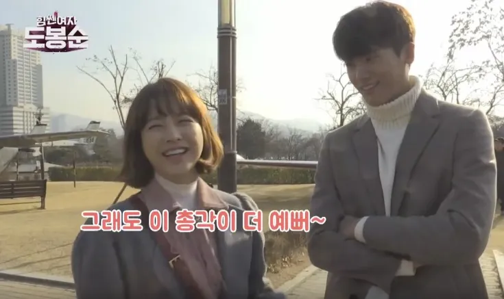 Bo Young dan Hyungsik bercanda di belakang layar © JTBC