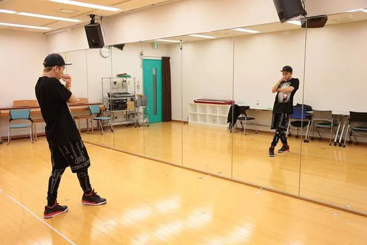 Junhyung tengah berlatih keras di depan kaca. ©ningin.com