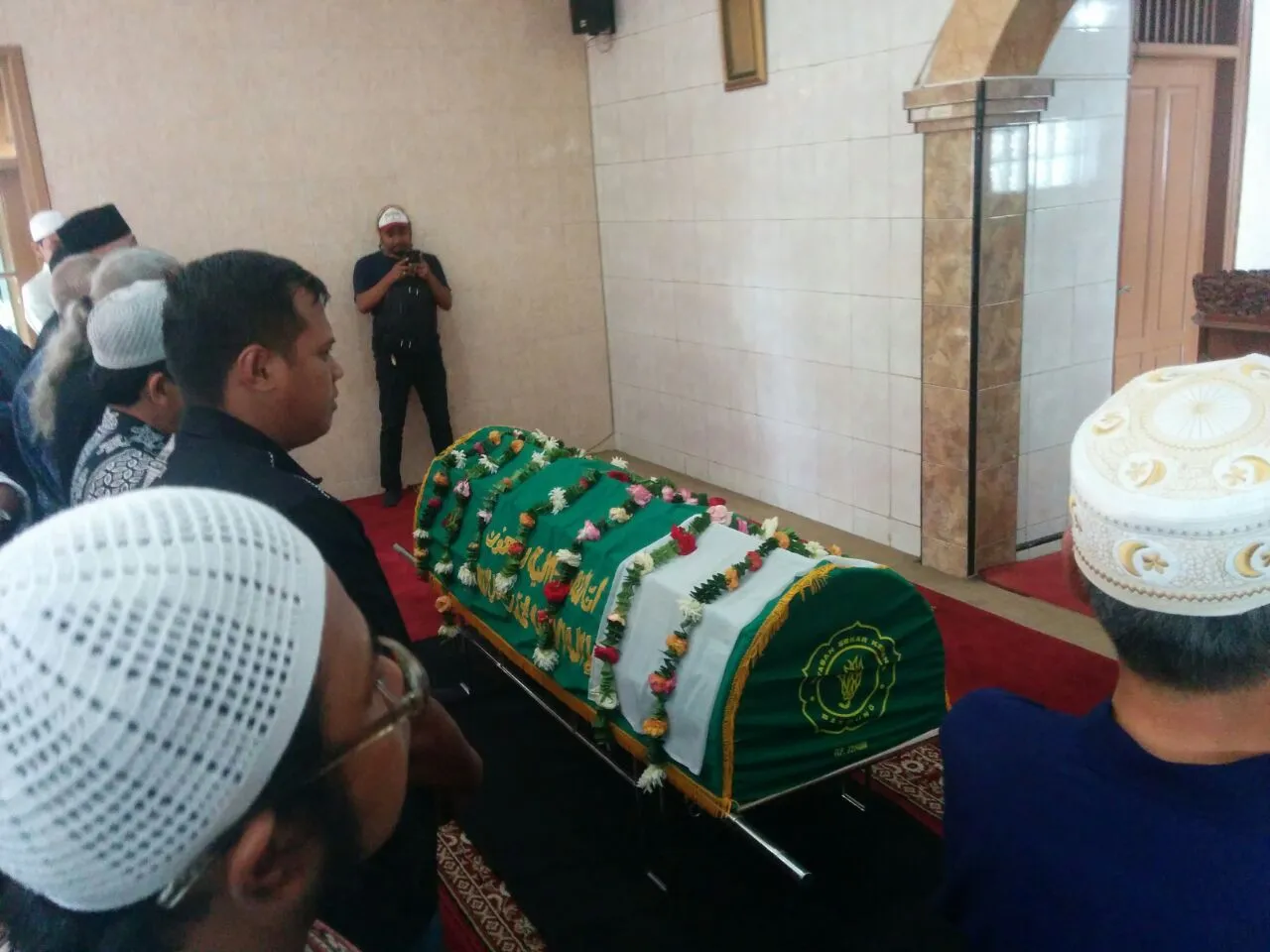 Jenazah Oon Project Pop telah disalati oleh warga sekitar. ŠKapanLagi.com/Adhib Mujaddid