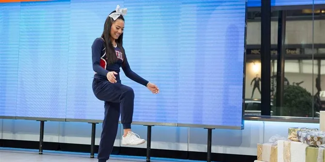 Untuk melakukan challenge ini kamu perlu melatih otot kakimu. (Credit: The Today Show)