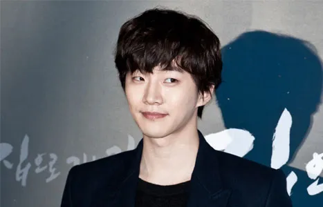 Lee Jun Ho lebih dikenal sebagai member 2PM, yang debut 2008 lalu. @mwave.interest.me