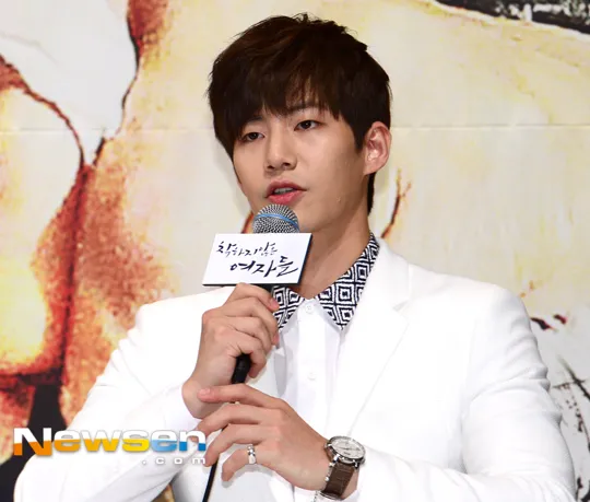 Song Jae Rim berjanji jika ia akan memberikan pelukan gratis ©Mwave.interest.me.