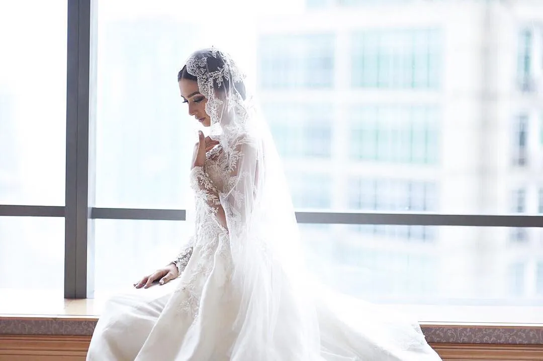 Nabila Syakieb dengan gaun perkawinannya, begitu cantik. ©instagram.com/rinaldyayunardi, foto Agung Kurniawan Moreno Photography