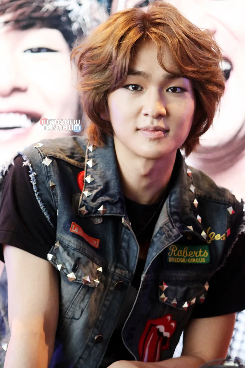 Onew SHINee sempat tersipu ketika terus dicecar pertanyaan seputar pacaran. ©smtownjjang