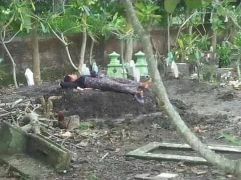 Tidur di Kuburan © Facebook yuni.rusmini.58
