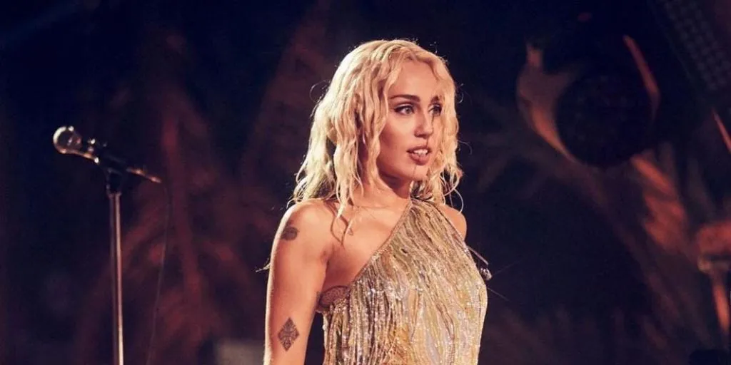 Miley Cyrus - Violet Chemistry