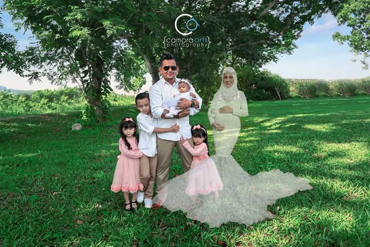 Foto Wazy Akbar dengan mendian istri credit: © Twitter/@hazifflatiff 