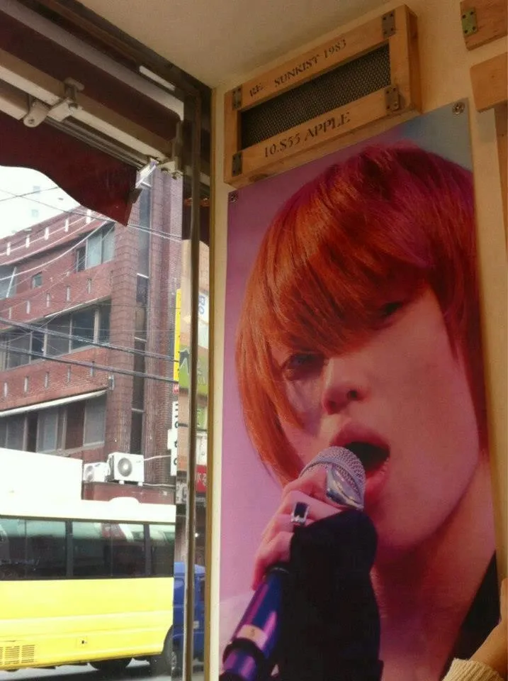 Poster Niel di Cafe miliknya @kpopstarz