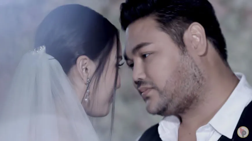 Ivan Gunawan dan Ayu Ting Ting credit: youtube.com/HPMusic