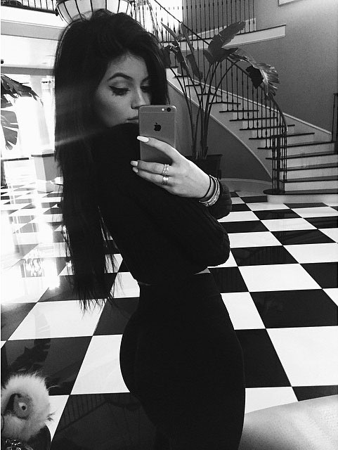 Kylie Jenner memamerkan lekuk tubuhnya yang seksi © Instagram/Kylie Jenner