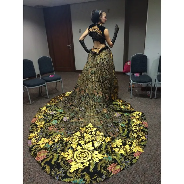 Proud to be Indonesian,lovely dress #AnneAvantie #25th #merendakasih #indonesia ©instagram.com/nadinelist