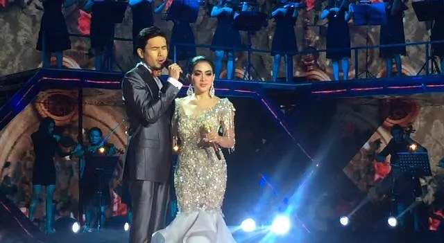 Christian Bautista saat berduet dengan Syahrini ©Official Christian Bautista Facebook