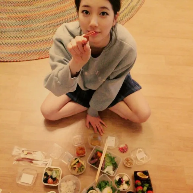 Suzy pamer porsi makannya yang banyak © instagram.com/skuukzky