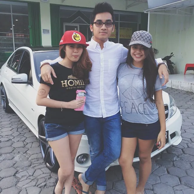Aurel seksi dengan hot pants saat bersantai bersama pacar. / Tommy Rumengan Official Instagram
