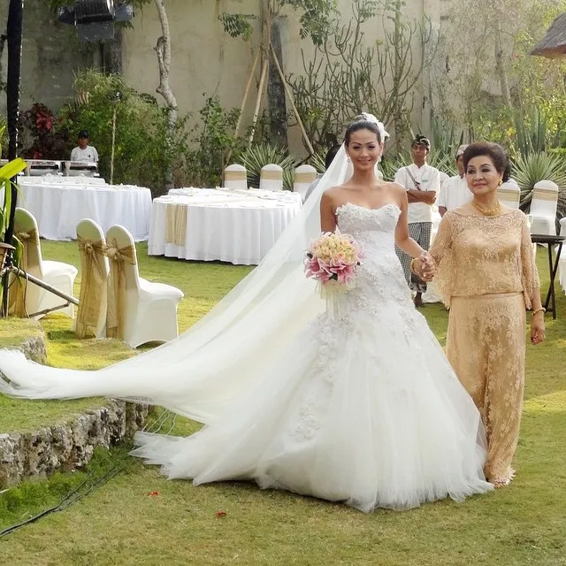 Indah Kalalo bersama almarhum ibu ketika pernikahannya. ©instagram.com/indahkalalo
