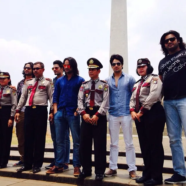 Pemain 'Mahabharata' berpose bareng polisi Indonesia. Gagah mana? @instagram.com/lavanya_bhardwaj