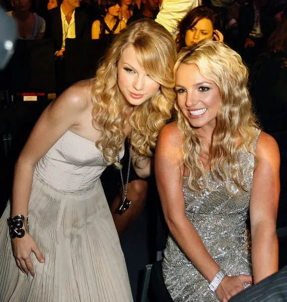 Taylor Swift dan Britney Spears @foto: ioffer.com 