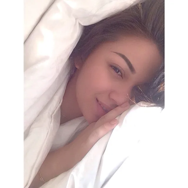 Ariel Tatum saat bangun tidur dan masih berada di balik selimut. / Ariel Tatum Official Instagram