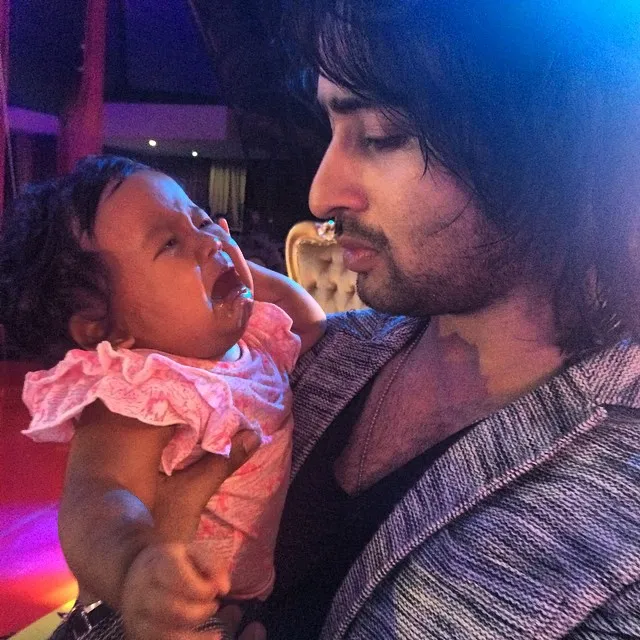 Amabel nangis saat digendong Shaheer Sheikh. @instagram.com/indrabekti