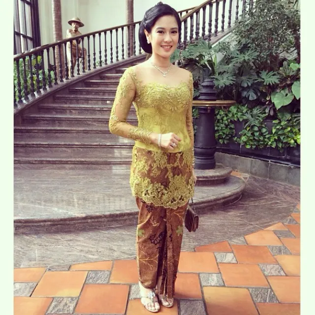 I'm at my cousin's akad, and I'm loving this green kebaya I made in @purieshana ©instagram.com/therealdisastr