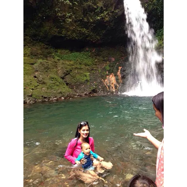Juna seneng bgt sama air #nature #indonesia #waterfall #arjunazayansugiono ©instagram.com/titi_kamall
