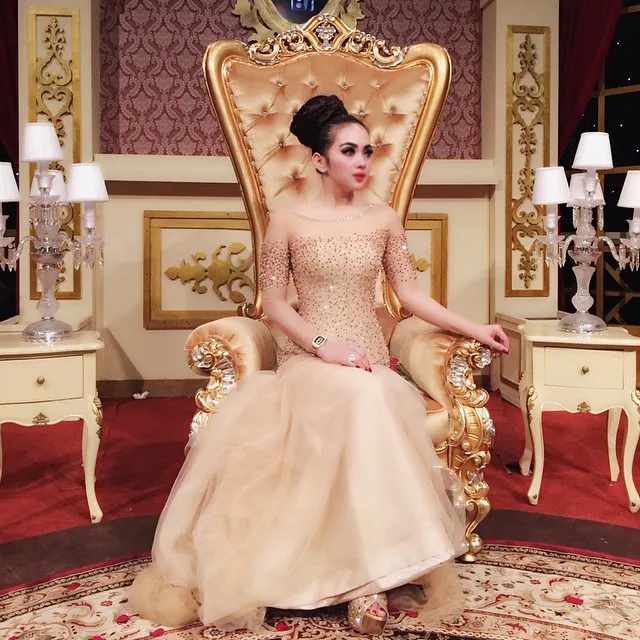 Syahrini serba emas di istana princess-nya. / Syahrini Official Instagram