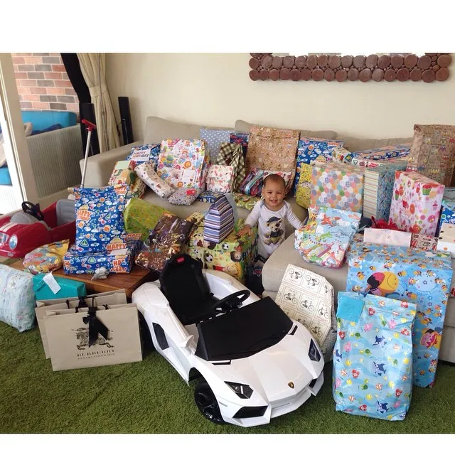 Juna bahagia mendapat setumpuk hadiah di ulang tahunnya yang pertama. / Titi Kamal Official Instagram