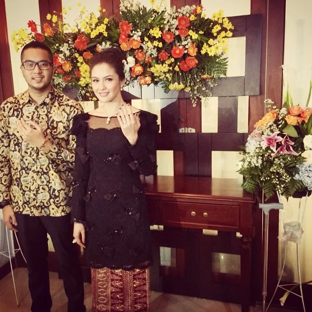 Resmi tunangan! ©Instagram/vatemat