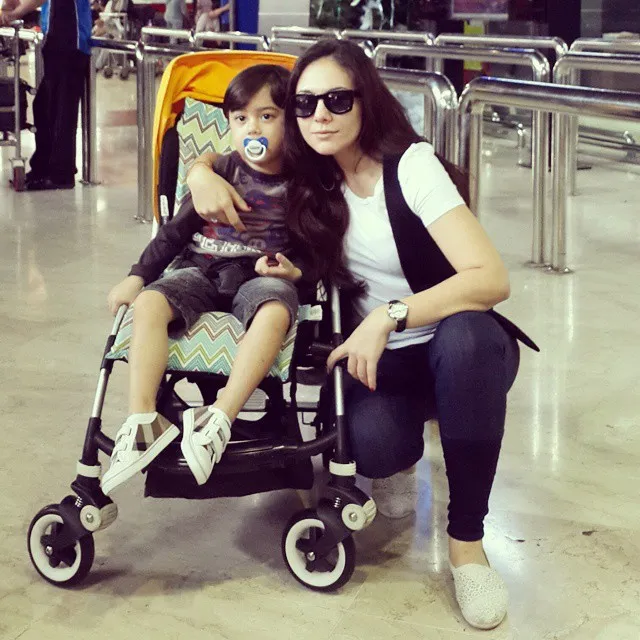 Tetap cantik dengan baju santai ©Instagram/wulanguritno