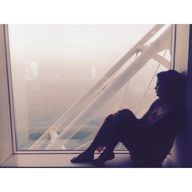 Pose Selena, tingginya bikin ngeri ya. @instagram.com/selenagomez