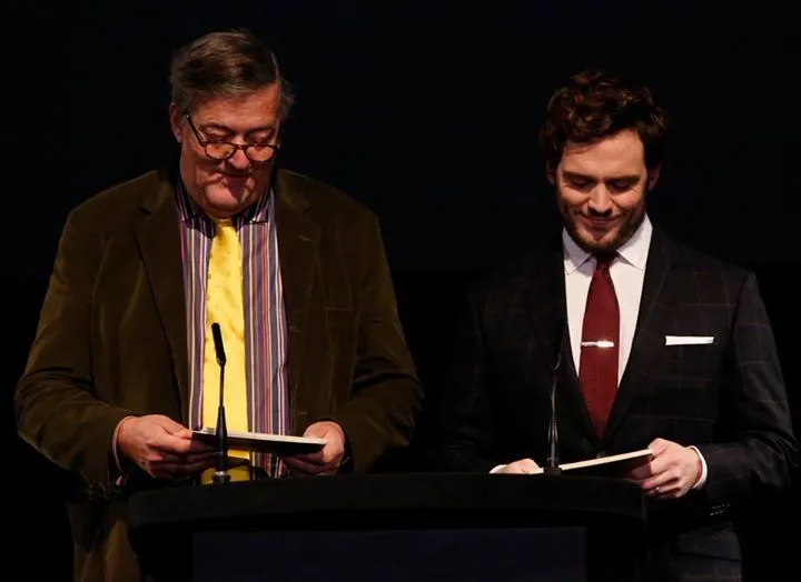Stephen Fry dan Sam Claflin, salah satu cast The Hunger Games, membacakan nominasi BAFTA 2015 / © facebook.com/BAFTA