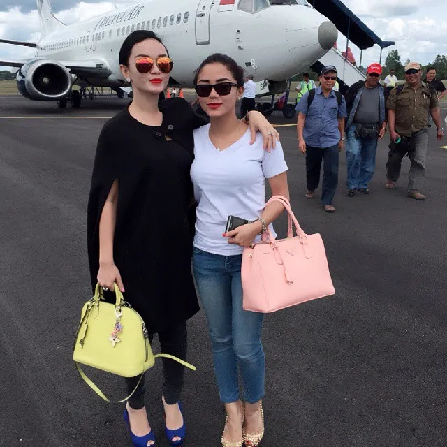 Zaskia tampil cantik dengan cape mewah ini. / Zaskia Gotik Official Instagram