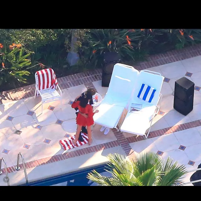 Kendall Jenner dan Justin Bieber berpelukan © Instagram/justinbiebertracker