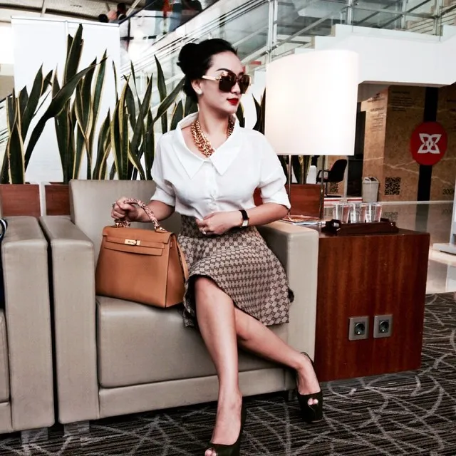 Zaskia Gotik tampil cetar dengan tas mahal. / Zaskia Gotik Official Instagram
