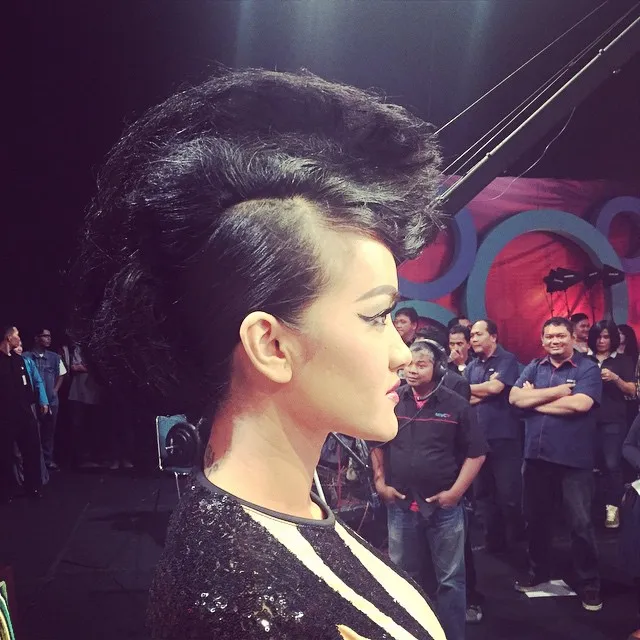 Gaya rambut jengger ayam milik Julia Perez © Instagram/Julia Perez