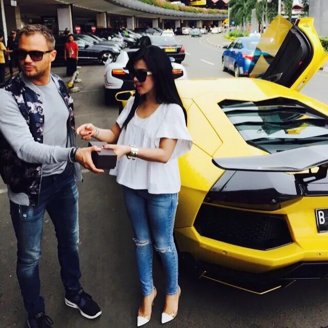 Syahrini dapat hadiah dari Dash Berlin. ©instagram.com/princessyahrini